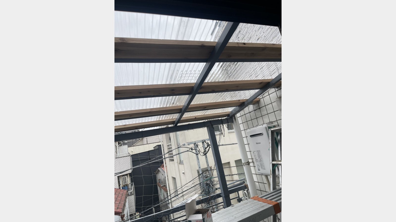3階バルコニーの波板屋根の張り替え工事