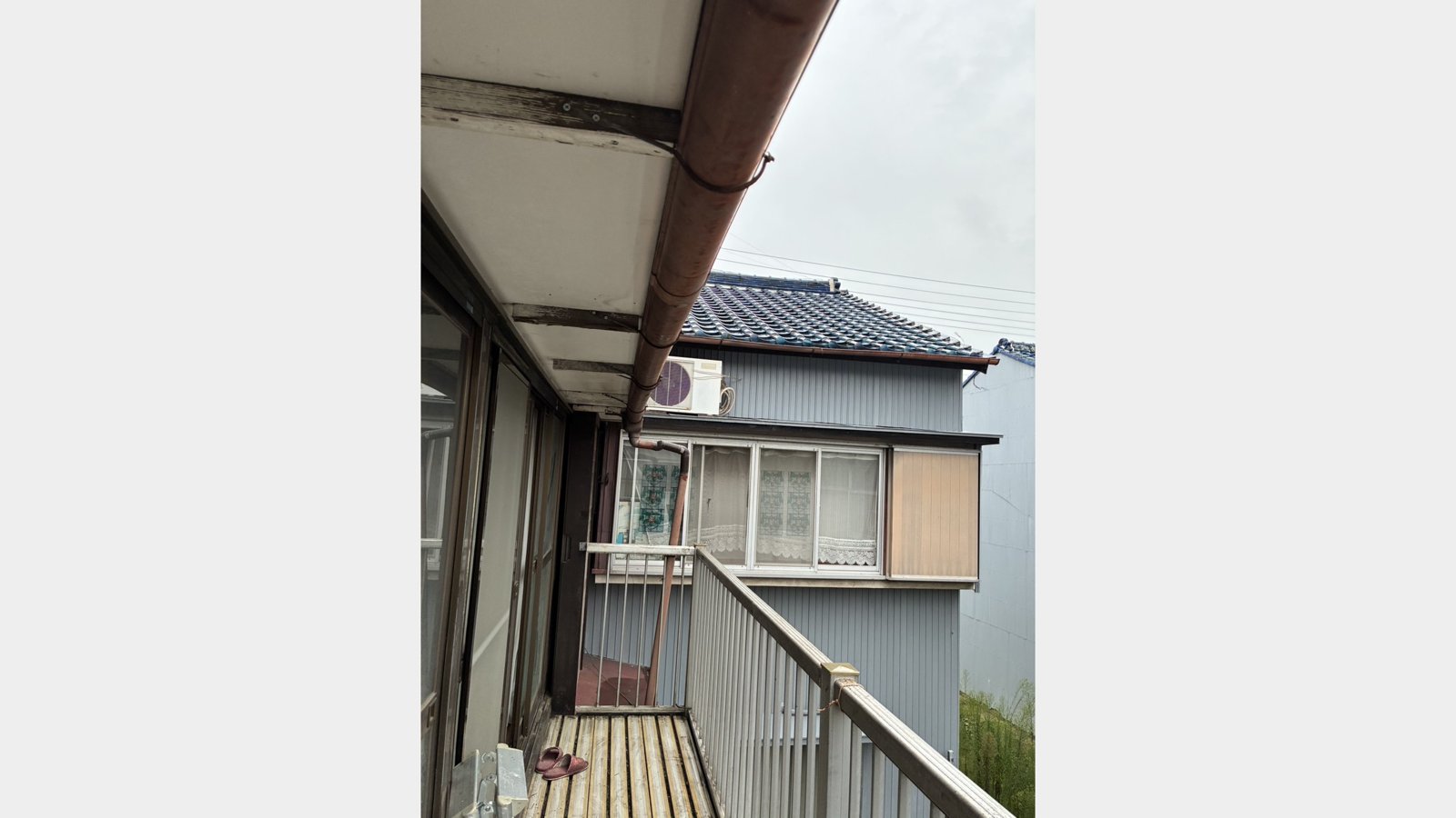 テラス屋根の解体と雨樋の移設工事
