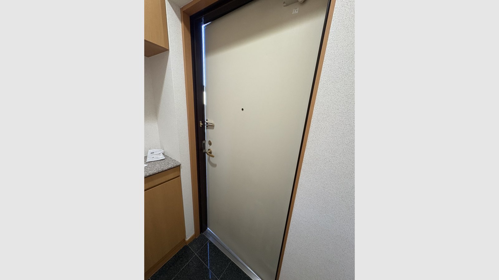 閉まらなくなった玄関ドアの長丁番修理